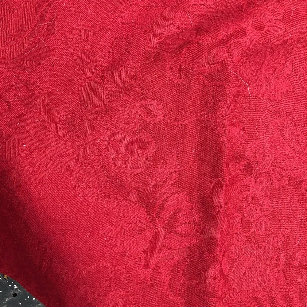 Crate & Barrel NWOT red Jacquard table runner